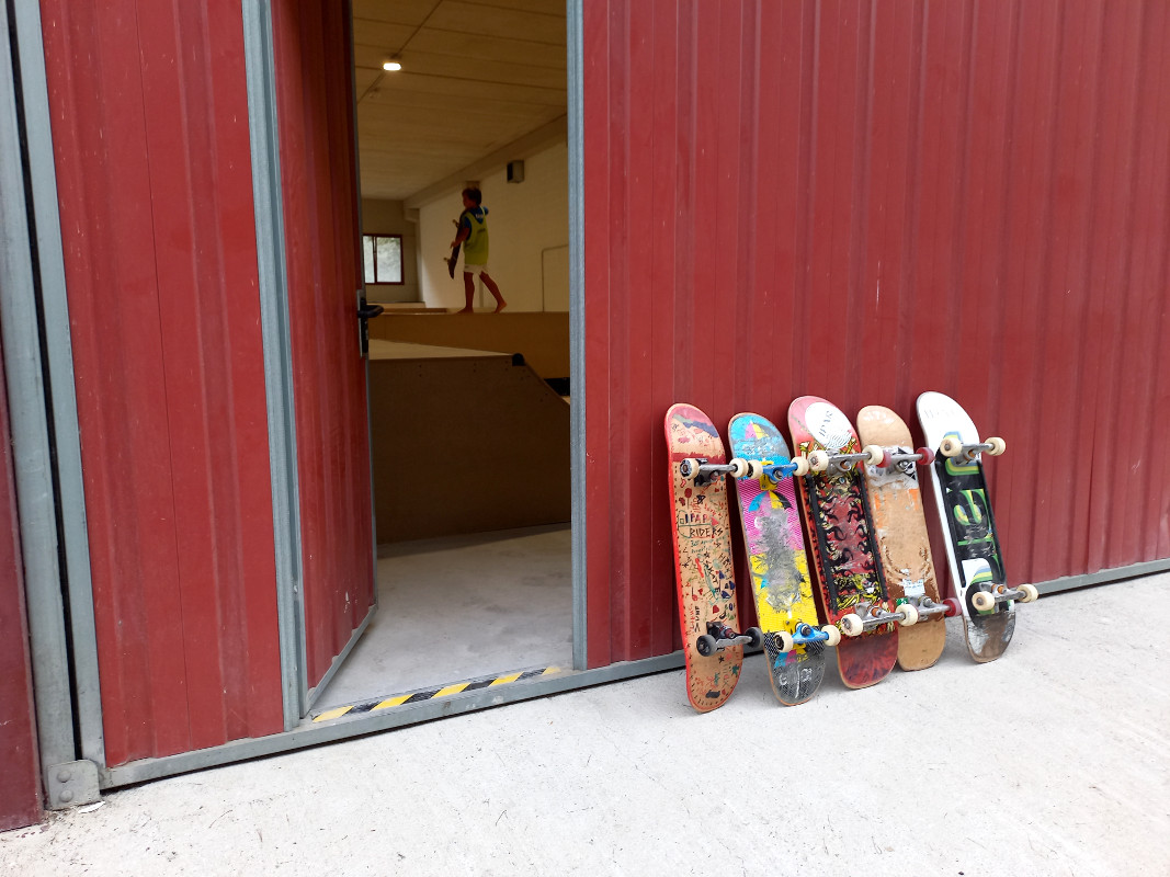 Entrada Skatepark cubierto en Eibar de la escuela IPAR Skate Eskola