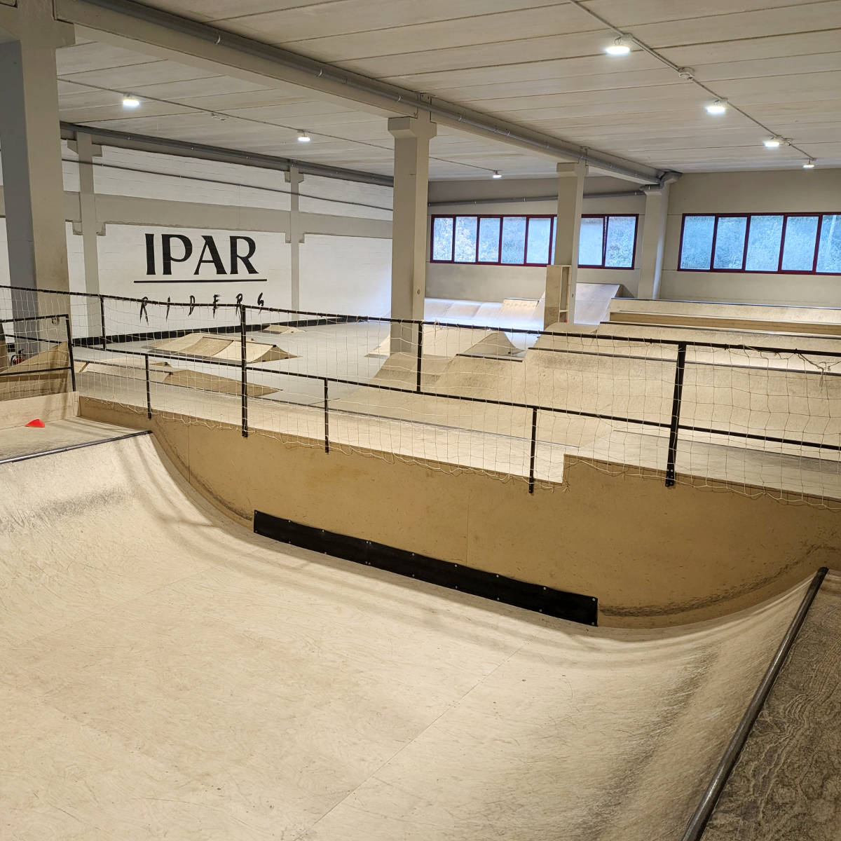 Escuela de Skate IPAR - skatepark indoor - skatepark cubierto en Eibar