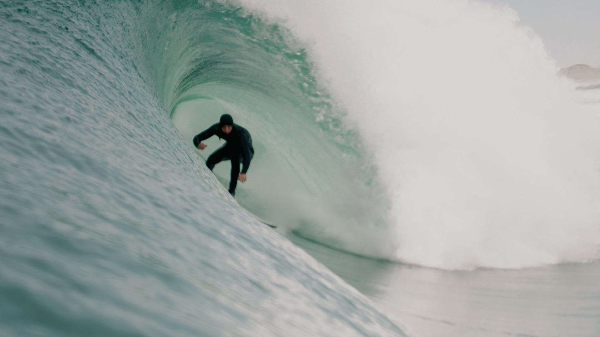 Kepa profesor de surf de la escuela Ipar surf eskola de Deba haciendo un tubo en las landas