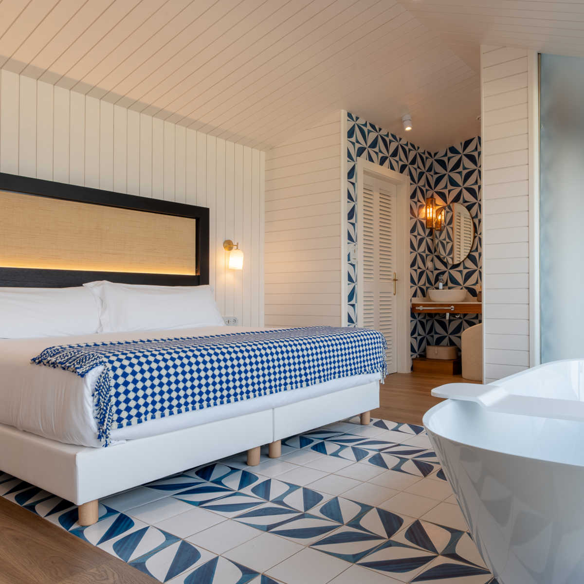 Room at Hiru Uhinak Hotel in Deba, right on the beachfront, next to Ipar Surf School